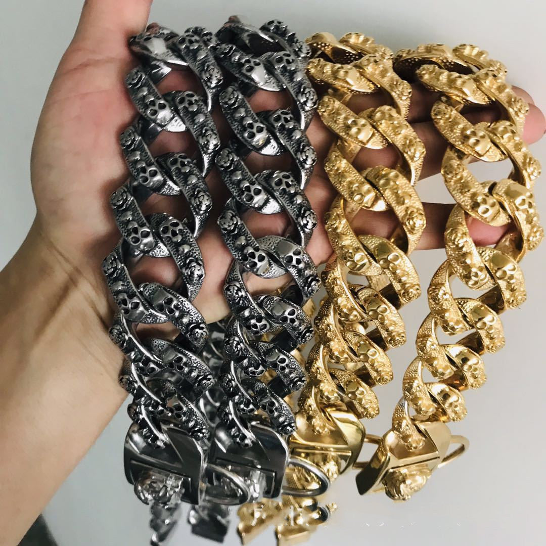 Collier chaîne dorée pour chien Bagh & Rox, en acier inoxydable avec gravures tête de mort.